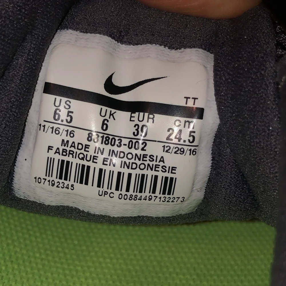 Tennis shoes - Picture 5 of 5